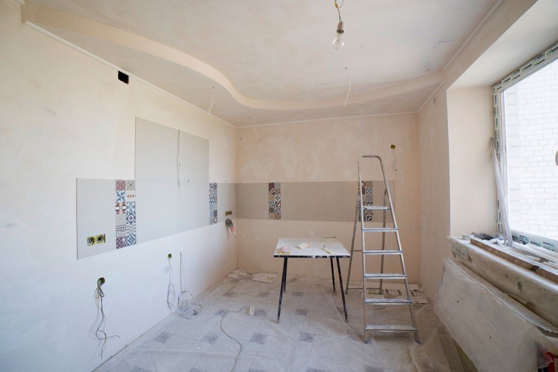 Cuisine en cours de rénovation avec escabeau